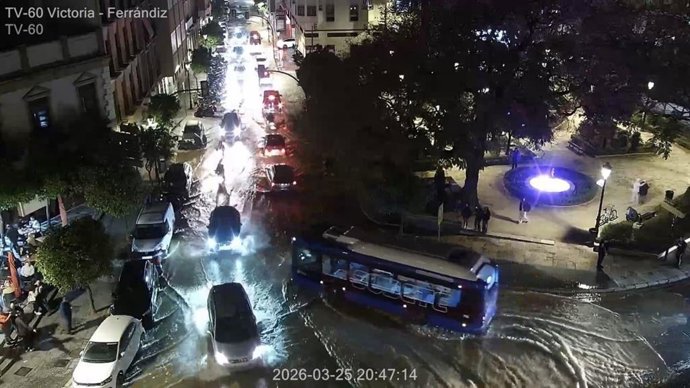 Corte de tráfico por la rotura de una tubería en la calle Victoria en Málaga