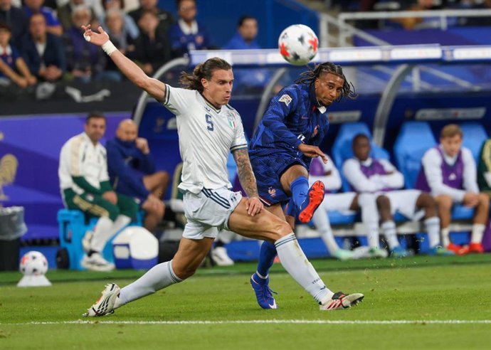 Riccardo Calafiori y Michael Olise en el Francia-Italia de la Liga de Naciones