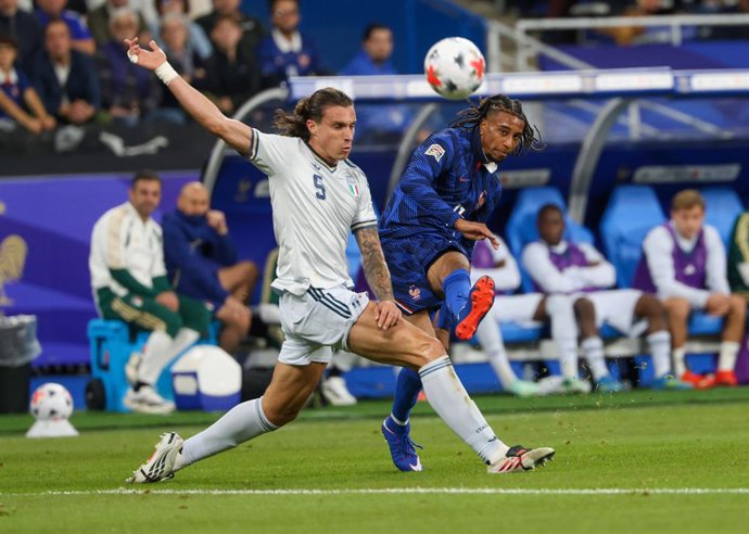 02 October 2026, France, Paris: Italy's Riccardo Calafiori and France's Michael Olise battle for the ball during the UEFA Nations League Group A1 soccer match between France and Italy at the Stade de France in Paris. Photo: Fabio Sasso/ZUMA Press Wire/dpa