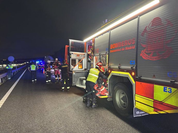 Dos hombres graves y cuatro mujeres potencialmente graves tras un choque entre una furgoneta y un camión en la A-3, a la altura de Arganda del Rey de entrada a Madrid, a 2 de octubre de 2026.