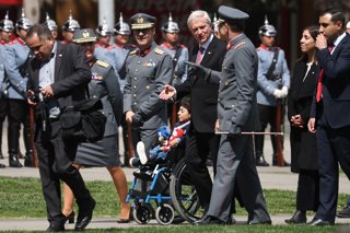Santiago 2 de octubre 2026.  El Presidente de la Republica, Jose Antonio Kast, encabeza ceremonia de izamiento de la Gran Bandera Bicentenario, en el marco de la campana Sumate a lo que nos une de Teleton.  Dragomir Yankovic/Aton Chile
