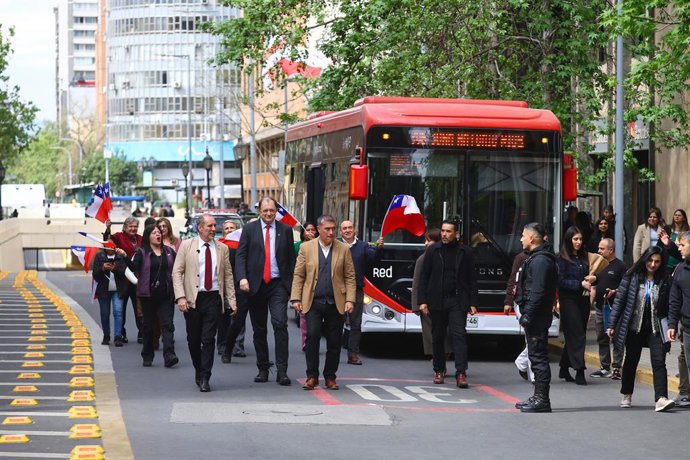Santiago 2 de octubre 2026.  El biministro de Obras Publicas y Transportes y Telecomunicaciones, Louis de Grange; junto con el alcalde de Santiago, Mario Desbordes, inauguran la reapertura de calle Bandera que, desde este sabado 3 de octubre, permitira
