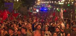 Miles de personas marchan desde la acampada en la Puerta del Sol hacia la Plaza Cibeles en protesta por la crisis de la vivienda, a 2 de octubre de 2026 (Madrid).