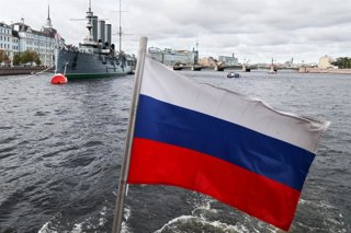 Archivo - RUSSIA, ST PETERSBURG - SEPTEMBER 26, 2025: A view of the Cruiser Aurora on the Neva River on the eve of World Tourism Day