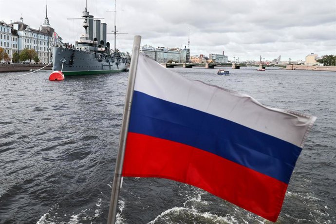 Archivo - RUSSIA, ST PETERSBURG - SEPTEMBER 26, 2025: A view of the Cruiser Aurora on the Neva River on the eve of World Tourism Day