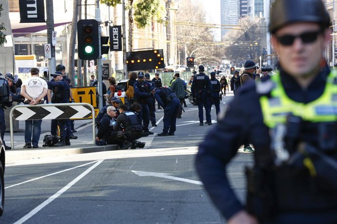 Archivo - Arquivo - 30 de agosto de 2026, Melbourne, Estado de Victoria, Austrália: Policiais de Victoria prendem um contra-manifestante durante uma manifestação em Melbourne. Centenas de apoiadores do grupo de extrema direita “March for Australia” marcha