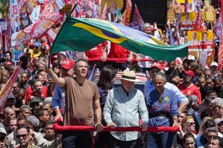 El presidente de Brasil, Luiz Inácio Lula da Silva, en el centro de la imagen, en un acto de campaña en Sao Paulo.