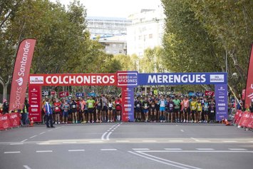 Archivo - Aficionados del Real Madrid (d) y del Atlético de Madrid (i) en la salida de la carrera del Derbi de las Aficiones, a 7 de noviembre de 2021, en Madrid (España).