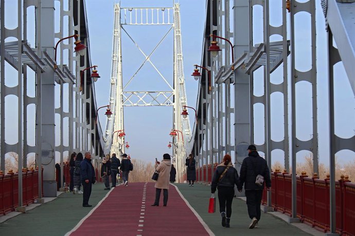 Archivo - January 30, 2025, Kyiv, Ukraine: KYIV, UKRAINE - JANUARY 30, 2025 - Pedestrian Park bridge over the Dnipro River to Trukhaniv Island, Kyiv, capital of Ukraine