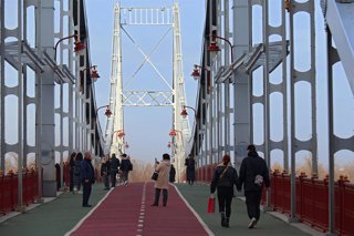 Archivo - Arxivo - Imatge d'arxiu d'un pont a Kíev 
