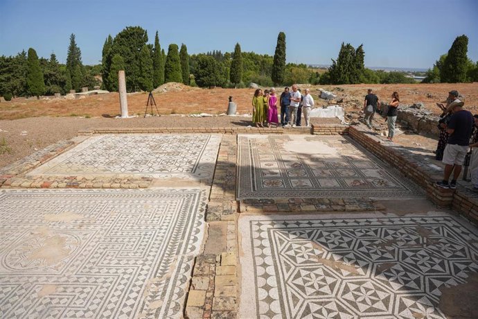 Archivo - La consejera de Cultura, Patrimonio Histórico y Deporte, Patricia del Pozo, en el Conjunto Arqueológico de Itálica, presenta la restauración de los mosaicos de la Ínsula de Neptuno, en foto de archivo. 