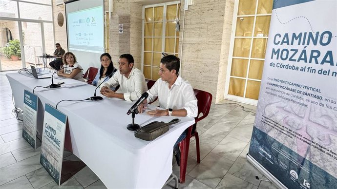 La delegada de Hacienda y Fondos Europeos de la Diputación de Córdoba, Ana Rosa Ruz, junto al alcalde de Obejo (Córdoba), Pedro López, y el presidente de la Asociación de los Amigos del Camino Mozárabe de Santiago, Joaquín Gómez.