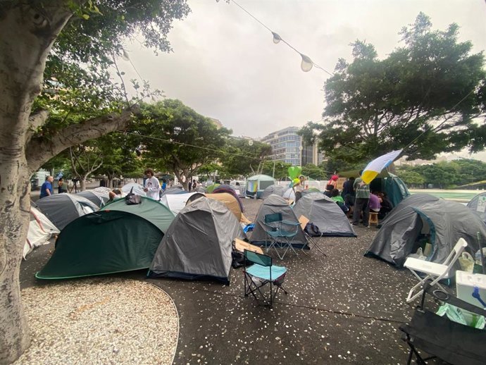 Acampada por la situación de la vivienda en España en Plaza España, en Santa Cruz de Tenerife