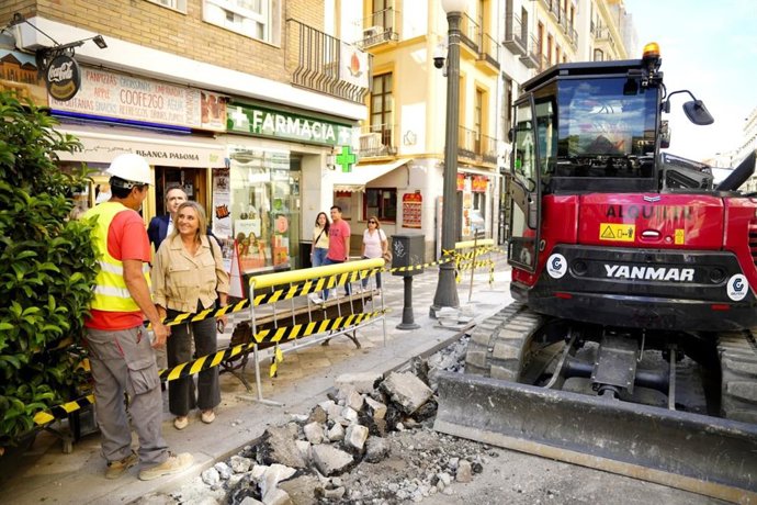 La alcaldesa de Granda, Marifrán Carazo, supervisa las obras que han comenzado en Reyes Católicos.