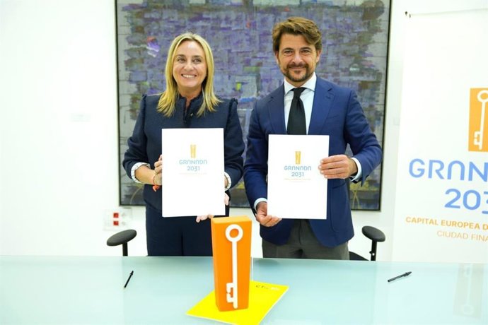 La alcaldesa de Granada, Marifrán Carazo, y el presidente de CTA, Beltrán Pérez.