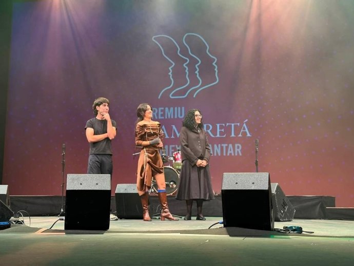 Tania Pereira, ganadora de la décimoctava edición del Premiu Camaretá al Meyor Cantar con Piquena, acompañada por Ferla Megía, vencedor de la pasada edición.