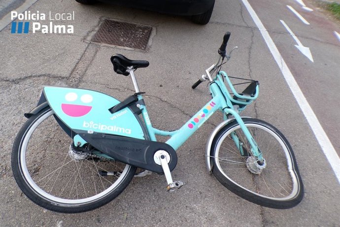 Herido leve un menor que circulaba en bici tras chocar contra un coche en la rotonda de Son Moix