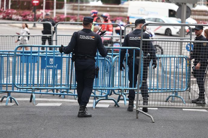 Agentes de la Policía Nacional en un dispositivo frente al Congreso de los Diputados