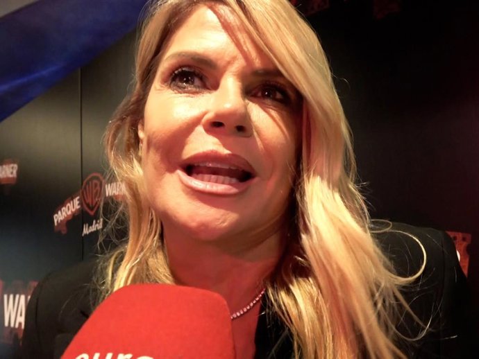 Makoke hablando con la prensa durante el evento de Halloween en el Parque Warner de Madrid.