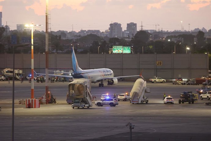 30 de setembro de 2026, Israel, Tel Aviv: Um avião substituto da Flydubai pousa no Aeroporto Ben Gurion. O voo, que partiu de Dubai com destino a Tel Aviv, foi desviado para a Arábia Saudita após uma violenta briga na cabine de comando. Foto: Gil Cohen-Ma