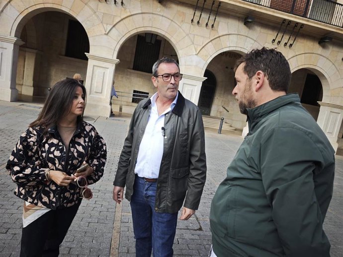 El secretario general del PSOE Teruel y senador autonómico, Rafael Guía, en el centro