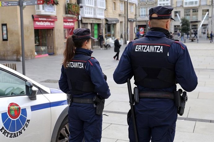 Pareja de Ertzainas