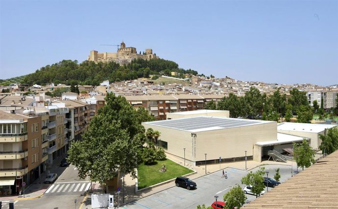 Archivo - Vista de Alcalá la Real con la Fortaleza de la Mota al fondo.