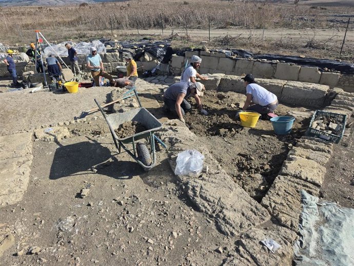 Estudiantes trabajando en la excavación arqueológica de Tarquinia