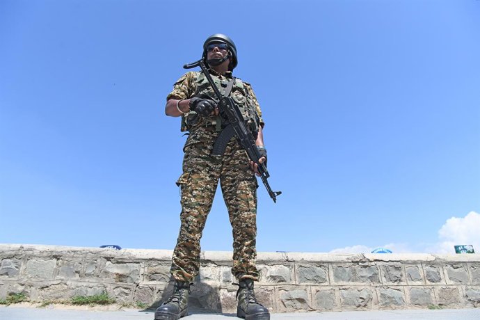 Archivo - May 12, 2025, Srinagar, Jammu And Kashmir, India: An Indian Paramilitary trooper stands guard on the banks of Dal lake in Srinagar. The frontier between arch-foes India and Pakistan was peaceful and had the ''first calm night in recent days,' th
