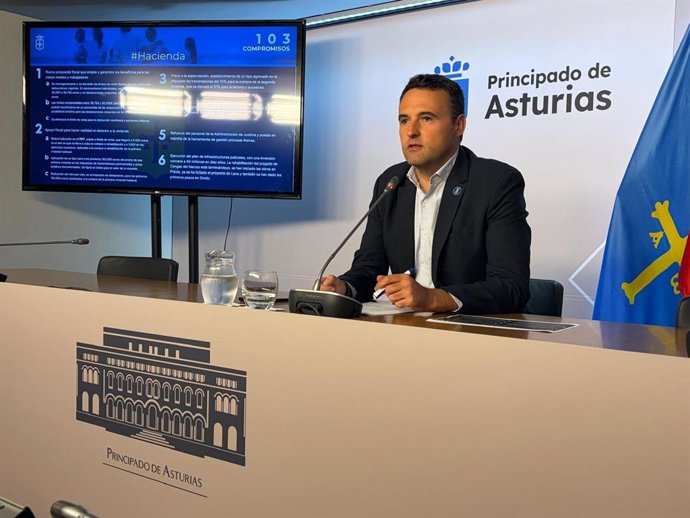 El consejero de Hacienda, Guillermo Peláez, durante la rueda de prensa de este sábado.
