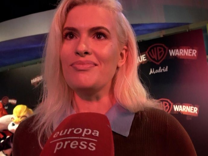 Adriana Abenia hablando con la prensa durante el evento de Halloween en el Parque Warner de Madrid