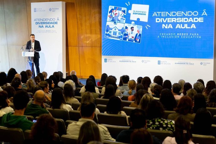 El conselleiro de Educación, Ciencia, Universidades e FP, Román Rodríguez
