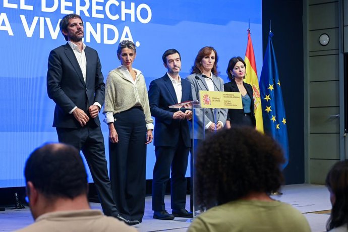 (I-D) El ministro de Cultura, Ernest Urtasun; la vicepresidenta seguda y ministra de Trabajo y Economía Social, Yolanda Díaz; el ministro de Derechos Sociales, Consumo y Agenda 2030, Pablo Bustinduy; la ministra de Sanidad, Mónica García, y la ministra de