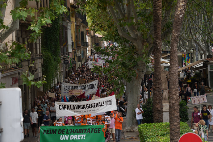 Numerosas personas durante una manifestación para exigir una reducción del precio de los alquileres de la vivienda, a 3 de octubre de 2026, en Palma de Mallorca, Mallorca, Islas Baleares (España).