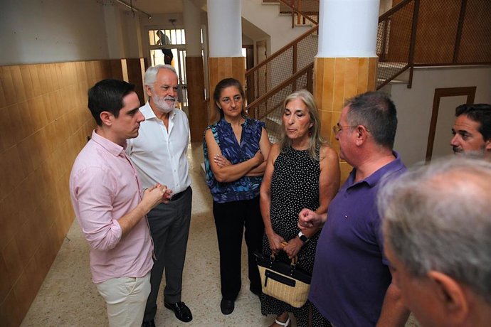 Agustín Muñoz, Jaime Espinar, Jessica Quintero y la Asociación Unidos por Santiago visitan las obras de renovación de la instalación eléctrica del inmueble de la calle Taxdirt.