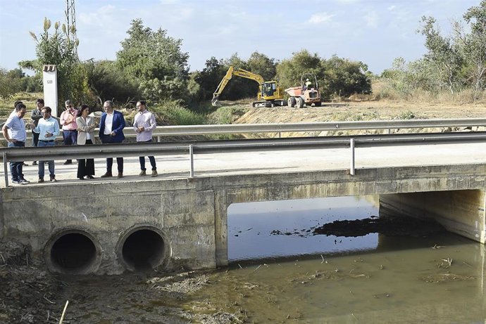 Los Palacios, la CHG y la Subdelegación del Gobierno supervisan las obras de limpieza del arroyo del Conejo.
