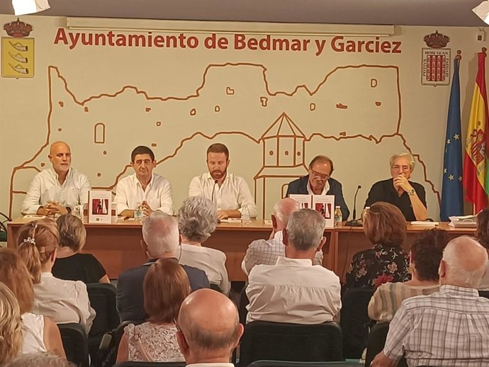 El diputado Paco Reyes interviene en Bedmar en la presentación del libro 'La fuente de los tristes'.