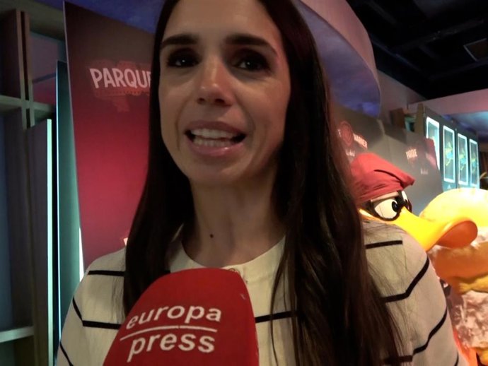Elena Furiase hablando con la prensa durante el evento de Halloween en el Parque Warner de Madrid.