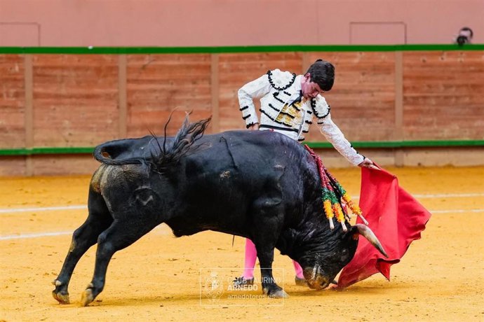 El novillero Jorge Hurtado se hace con el 51 Zapato de Oro de Arnedo