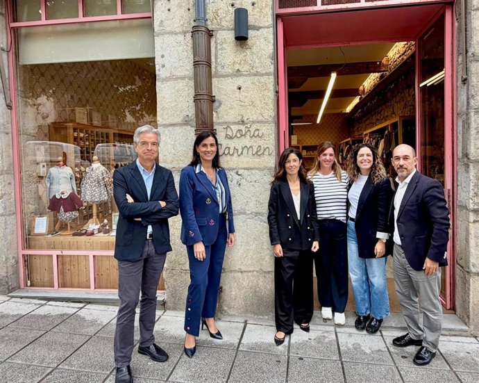 La alcaldesa de Santander, Gema Igual, visita la tienda Doña Carmen por el centenario del programa 'Café Comercial'.