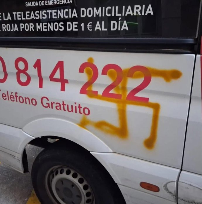 Autobús de Cruz Roja que fue pintado en Ferrol