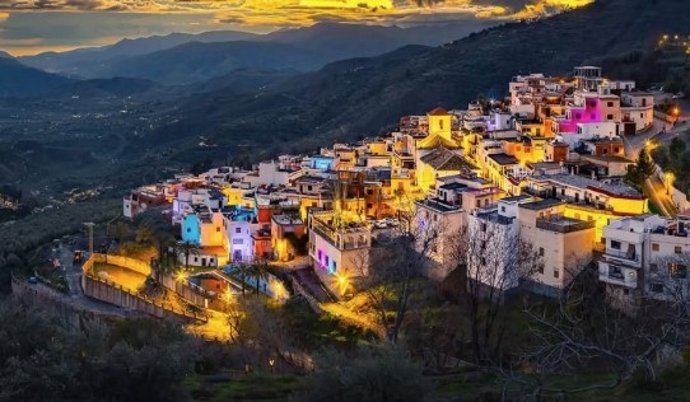 Vista de Soportújar, el Pueblo de las Brujas, en la Alpujarra granadina.