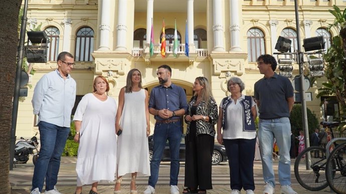 La vicesecretaria general del PSOE-A, María Márquez, con el grupo municipal socialista en Málaga.