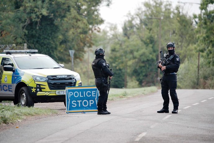 28 de setembro de 2026, Reino Unido, Fairford: Um posto de controle policial próximo à Base Aérea da RAF em Fairford após a declaração de um incidente grave no domingo, com policiais armados montando um cordão de isolamento perto da vila de Whelford, em G