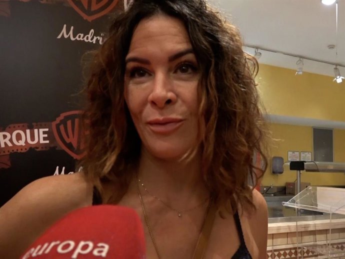 Mar Montoro hablando con la prensa durante el evento de Halloween en el Parque Warner de Madrid.