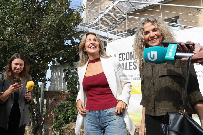 A vicepresidenta segunda e ministra de Traballo, Yolanda Díaz (c), durante a xornada 'A economía social en contornas rurais de reto demográfico', a 3 de outubro de 2026, en San Román de Cervantes,  Os Ancares, Lugo.