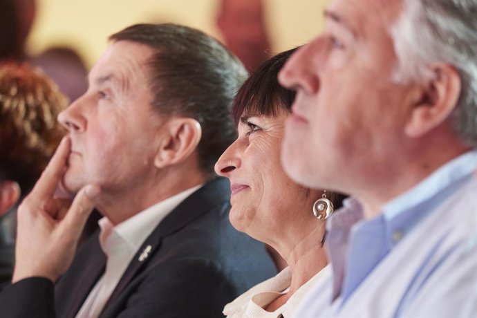 Archivo - El secretario general de EH Bildu, Arnaldo Otegi, la candidata de EH Bildu a la Presidencia de Navarra, Laura Aznal, y el aspirante a la relección como alcalde de Pamplona, Joseba Asiron