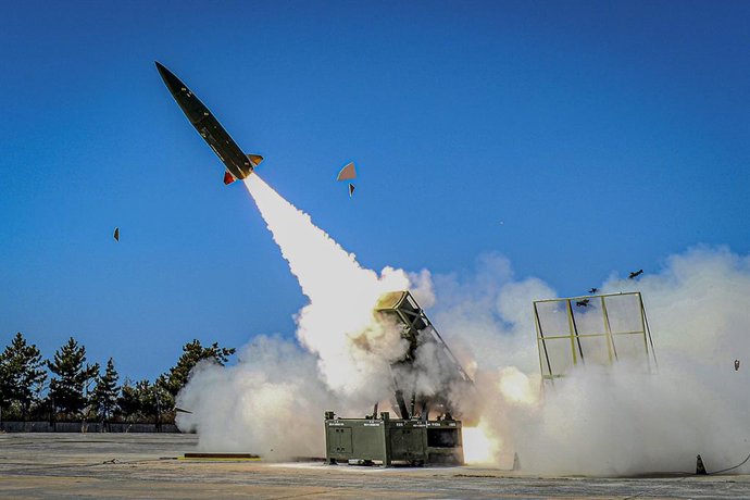 Archivo - Arquivo - 18 de fevereiro de 2025, Seul, Coreia do Sul: Um exercício de lançamento do novo míssil tático terra-terra coreano, recém-implantado na Coreia do Sul. A Coreia do Sul implantou um novo míssil de fabricação nacional, capaz de atingir al