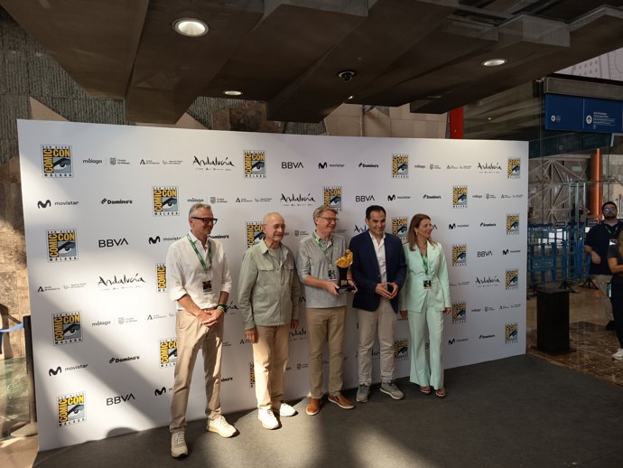El consejero José Antonio Nieto en la Comic Con Málaga junto al alcalde