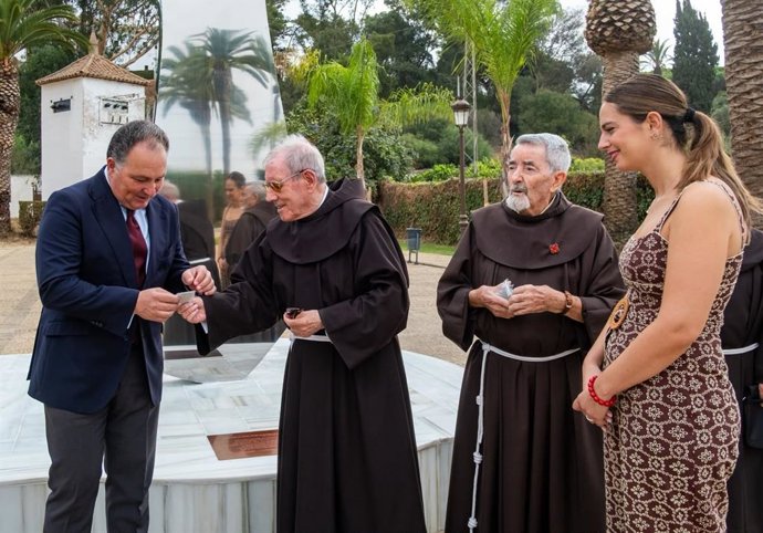 El presidente de la institución provincial, David Toscano, junto al diputado de la Unidad de Gestión de La Rábida, Juan Daniel Romero, la alcaldesa de Palos de la Frontera, Milagros Romero; y el prior del Monasterio de La Rábida, fray Manuel Vallecillo.